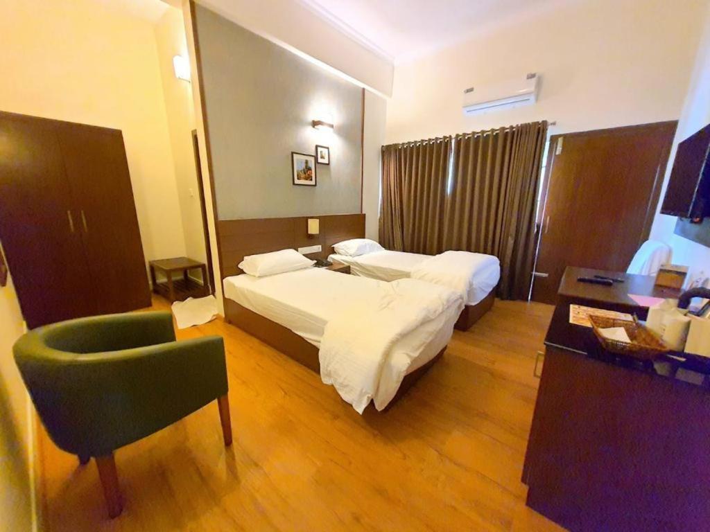 Emperor-Hotel Rachana Continental Pvt Ltd Kizhake Chalakudi Bagian luar foto