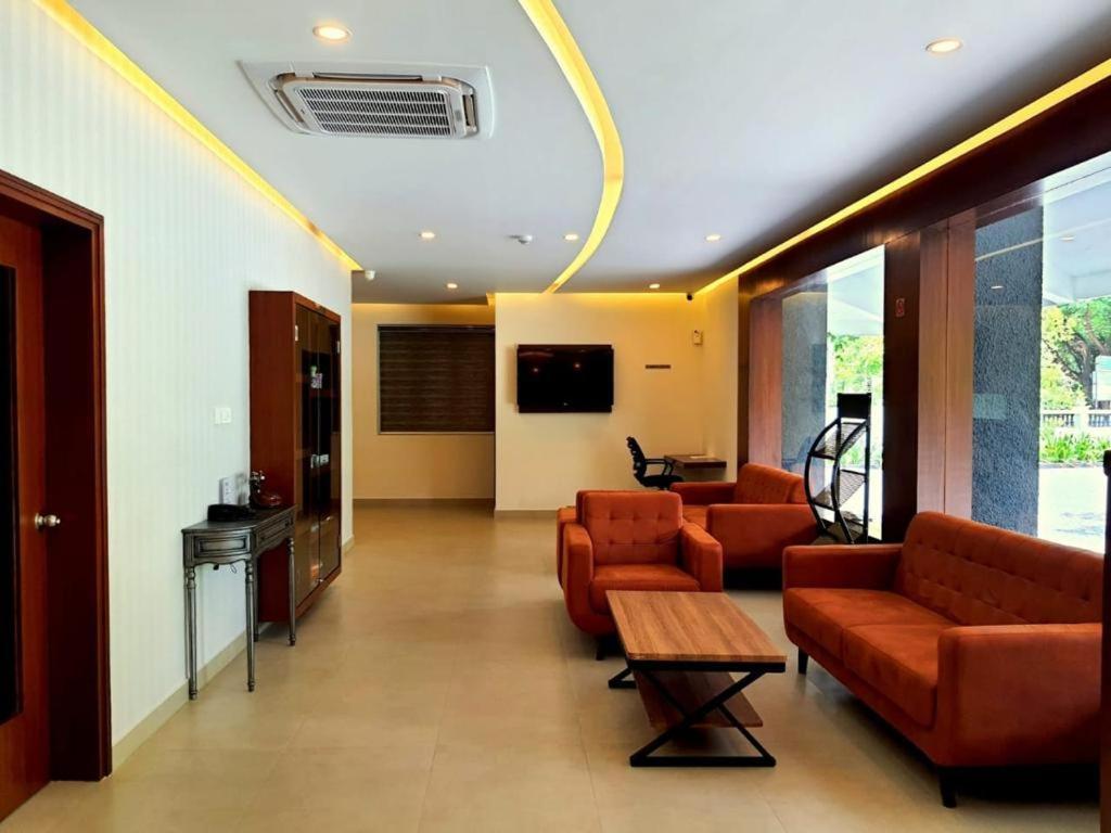 Emperor-Hotel Rachana Continental Pvt Ltd Kizhake Chalakudi Bagian luar foto