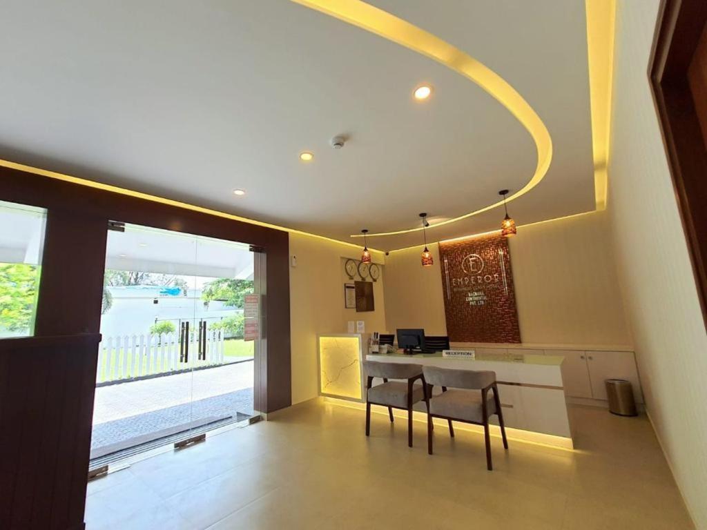 Emperor-Hotel Rachana Continental Pvt Ltd Kizhake Chalakudi Bagian luar foto