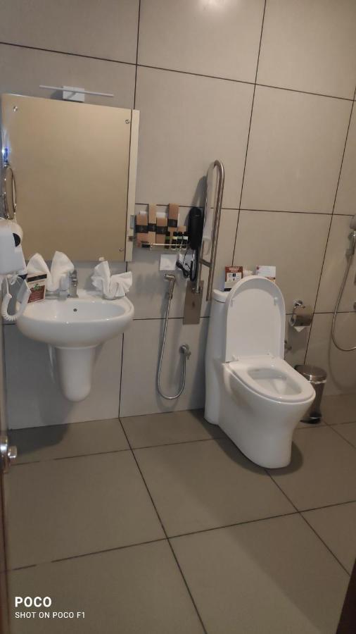 Emperor-Hotel Rachana Continental Pvt Ltd Kizhake Chalakudi Bagian luar foto