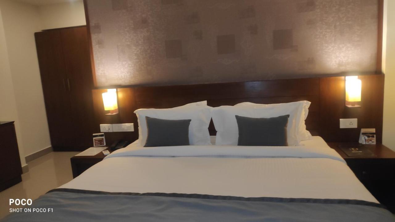 Emperor-Hotel Rachana Continental Pvt Ltd Kizhake Chalakudi Bagian luar foto