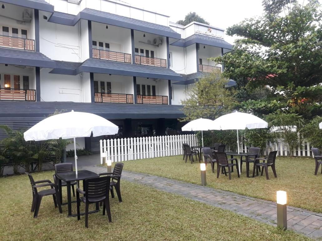 Emperor-Hotel Rachana Continental Pvt Ltd Kizhake Chalakudi Bagian luar foto