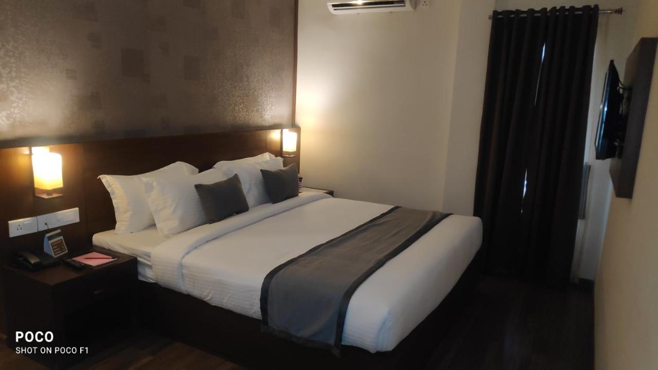 Emperor-Hotel Rachana Continental Pvt Ltd Kizhake Chalakudi Bagian luar foto