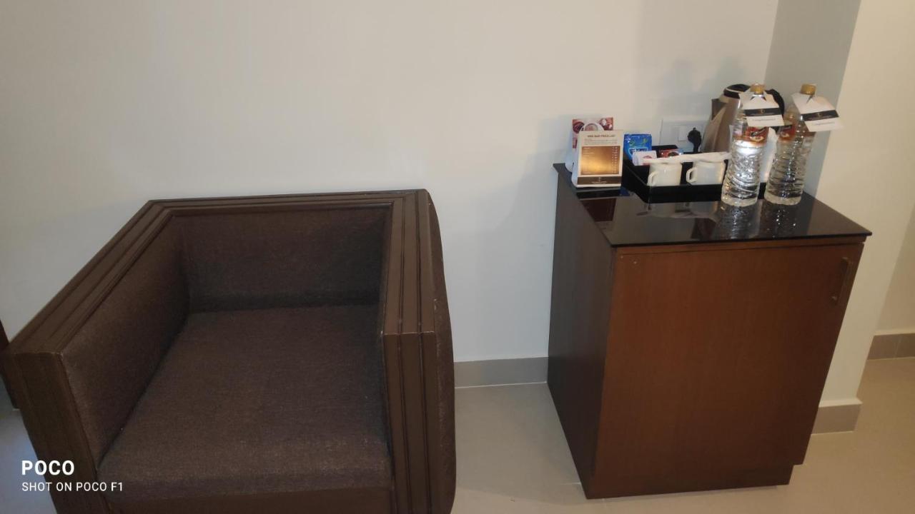 Emperor-Hotel Rachana Continental Pvt Ltd Kizhake Chalakudi Bagian luar foto