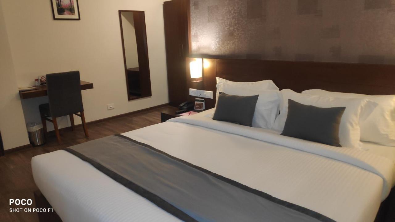 Emperor-Hotel Rachana Continental Pvt Ltd Kizhake Chalakudi Bagian luar foto
