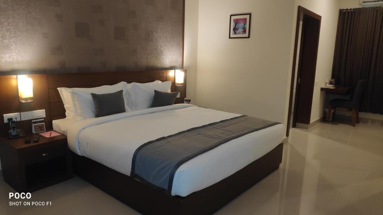 Emperor-Hotel Rachana Continental Pvt Ltd Kizhake Chalakudi Bagian luar foto