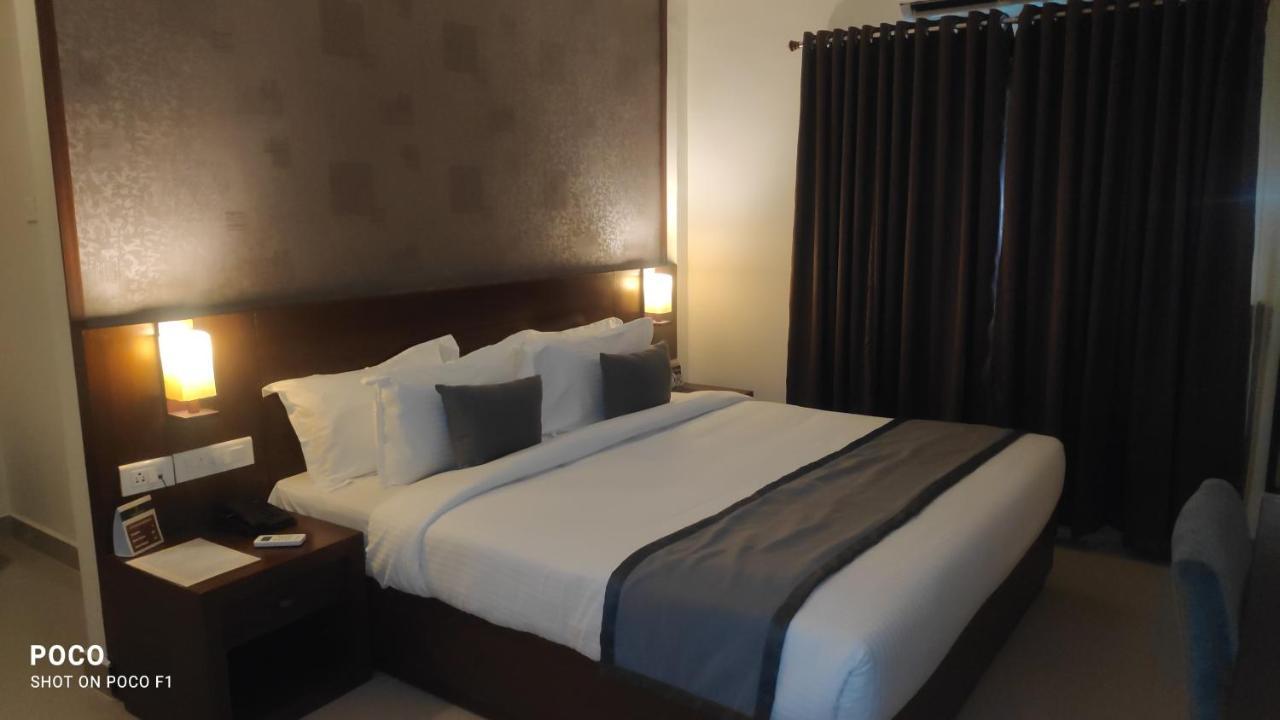 Emperor-Hotel Rachana Continental Pvt Ltd Kizhake Chalakudi Bagian luar foto